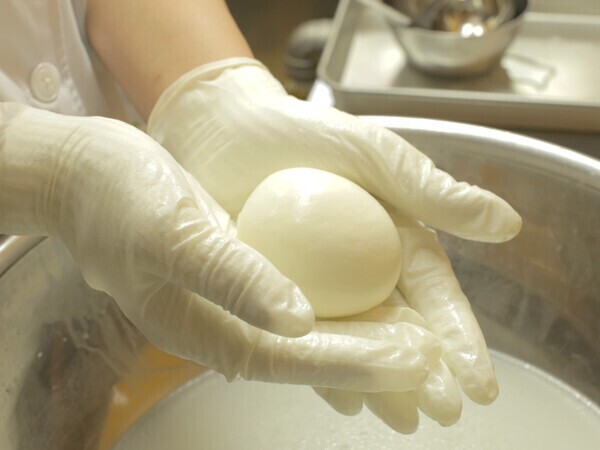 【紹介案件】\フレッシュチーズ&ワイン★人気イタリアンの料理長候補/調理長まで最短1ヵ月!裁量が大きく、あなたのアイデアをブランディングに活かせる環境!将来的は新業態の立ち上げメンバーや統括マネージャーのポストもご用意!