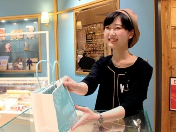 【紹介案件】\\洋菓子の販売スタッフ//東証スタンダード上場企業／未経験OK／接客・販売経験者歓迎優遇／賞与年2回／想定年収300～420万円／待遇・福利厚生充実で長く働ける環境／学歴不問／丁寧な研修で未経験の方も安心してスタート！