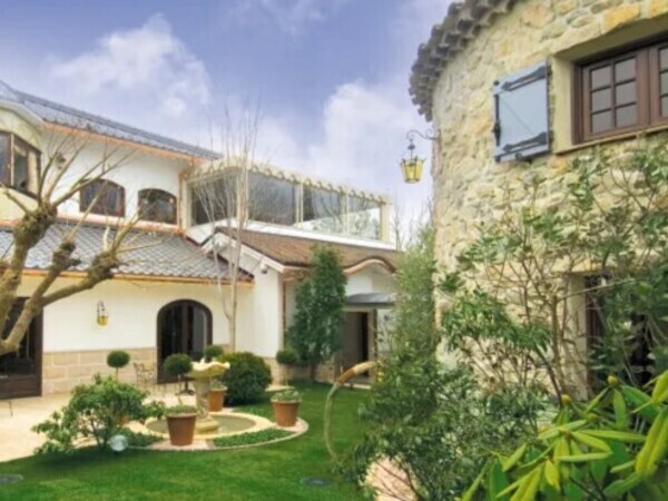 【鉄板フレンチのホールスタッフ】東証スタンダード上場企業の正社員採用／未経験OK／英会話できる方積極採用／賞与年2回／想定年収381～530万円／待遇・福利厚生充実で長く働ける環境／学歴不問／あなたの接客スキルやアイデアが活かせる環境です！