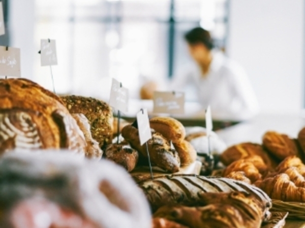 【紹介案件】＼口コミ高評価★ベーカリーのパン職人／◎月給40～60万円◎大幅ベースアップ！早期に年収840万円以上も可能★生産者訪問・ソムリエスクール・独立開業塾など多彩なキャリアUPも実現できます！