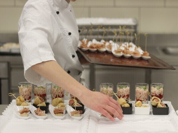 【東証プライム上場】料理長候補（静岡）｜昇給賞与年2回・年間休日120日