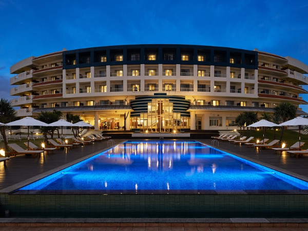 【即戦力歓迎！2026年入社の採用を加速中！】サイプレスリゾート久米島/フロントスタッフ★南国リゾートで接客スキルを活かし、お客様の滞在をサポート/★単身寮あり★制服貸与あり★退職金制度あり（規定あり）★交通費支給あり