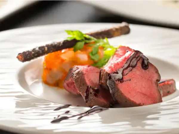 【伊豆の老舗旅館×正社員】月給29万円〜／洋食・鉄板経験者歓迎！社員寮・社員食堂完備の調理ポジション募集