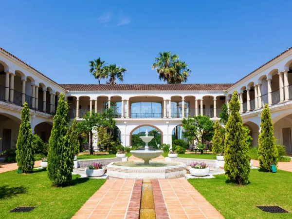 【正社員登用あり】極上のリゾートホテルで、非日常のひとときを作る洋食調理スタッフ募集！中抜け手当や賞与で頑張りを反映します