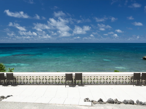 そこはまるで、”自分だけの楽園”。伊良部島の海に面した全6棟スモールラグジュアリー。極上の体験を「食」から創り上げる調理スタッフ募集