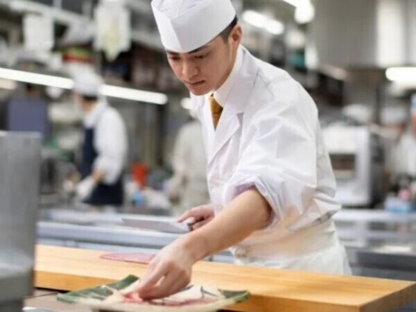 【紹介案件】\\調理スタッフ//東証スタンダード上場企業の正社員採用／経験者積極採用／第二新卒も歓迎／賞与年2回／想定年収381～530万円／待遇・福利厚生充実で長く働ける環境／学歴不問／あなたの調理スキルやアイデアが活かせる環境です！