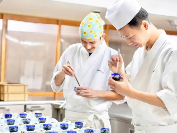 海と山に囲まれた老舗旅館で、一流の料理人を目指す。未経験から始める和食調理のお仕事｜黒船ホテル
