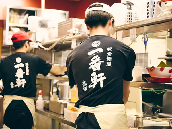 ＼海外進出or独立のチャンス！人気とんこつラーメン店の店長候補／ベトナム出店！さらにアメリカへの出店計画あり！会社とともに自身もキャリアアップしたい方大歓迎！希望者は入社3年ほどで独立可能！年収1000万以上も夢じゃない！