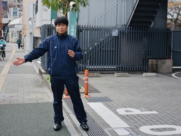 車や歩行者の誘導を行います。