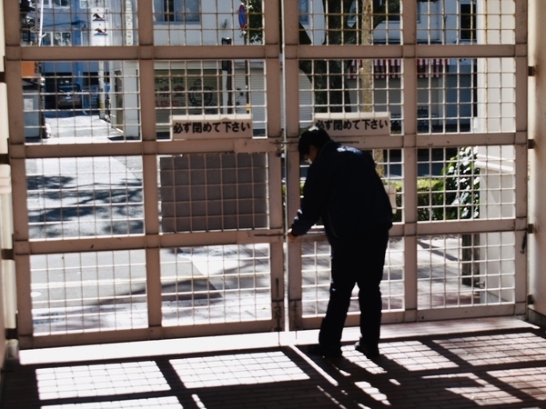 最終、人の不在を確認し、
警備をかけ門の施錠を行います。