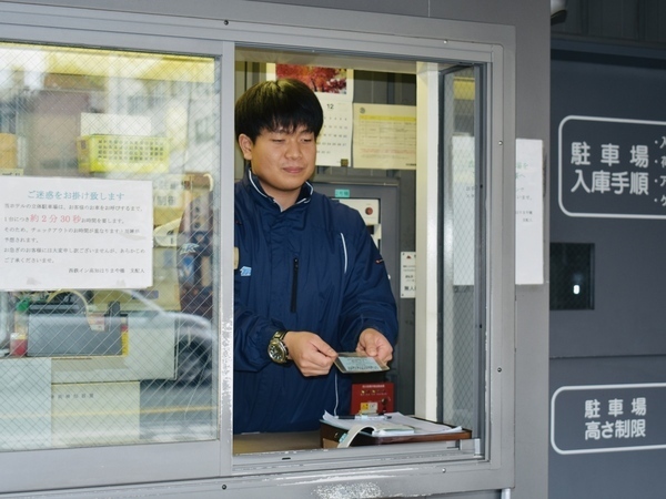 立体駐車場の管理・
お客様のご案内を行います。