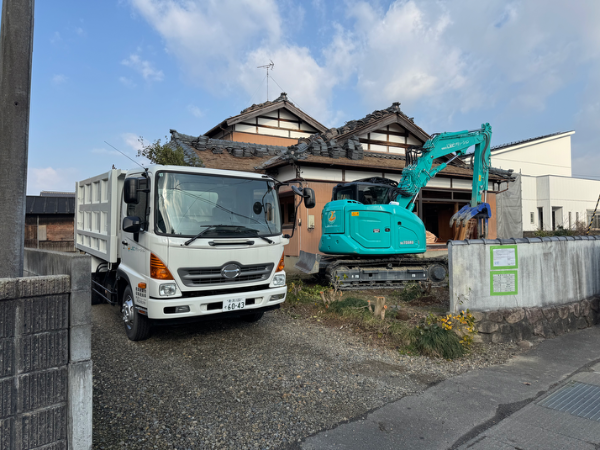 【正社員／廃材運搬】新潟市近郊エリアでのダンプ廃材運搬　◆未経験大歓迎！　◆資格がなくてもOK！　◆月給27万円～　◆昇給・賞与あり　◆各種手当充実の厚待遇　◆交通費支給　◆資格取得支援制度あり　◆残業ほぼなし　◆転勤なし　◆髪型自由　◆作業服支給