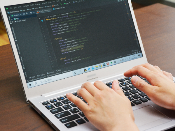 プログラム経験3年：Ｃ#・JAVA／顧客との折衝もあり。次のスキルアップを目指しませんか！