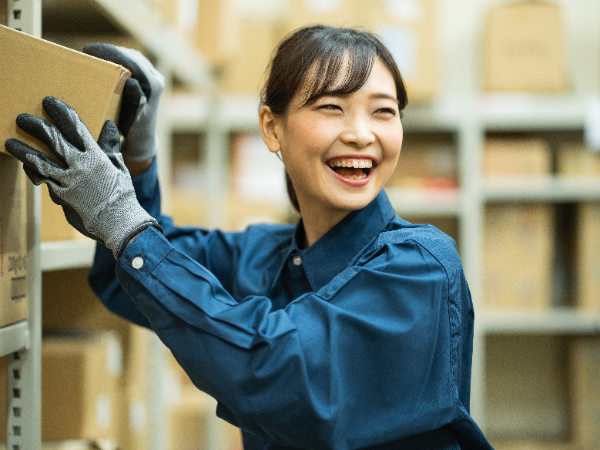 【パート／梱包スタッフ】正社員登用の実績あり！／時給1300円～／昇給あり／門真市駅からすぐ／未経験歓迎／交通費規定支給／有給休暇あり／社会保険完備