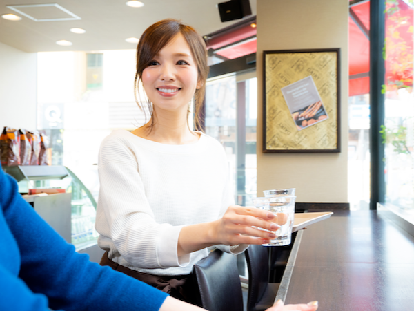 【ホールスタッフ/アルバイト・パート】★週1日、1日3h~OK ★昇給年3回 ★学歴不問 ★食事補助あり ★駅チカ ★徹底した業務効率化でムダな作業なし ★飲食未経験・バイトデビューの方も歓迎 ★本場讃岐うどん居酒屋で活躍♪