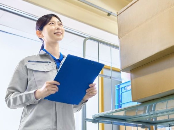★倉庫作業スタッフ★チームで物流を支える仕事｜未経験・第二新卒歓迎｜20～30代活躍中・年休120日