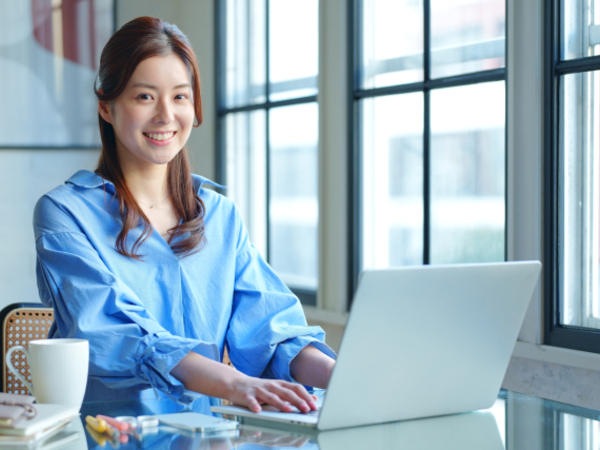 【法務担当】LegalOps/コーポレートエンジニア／年俸400 万円～500 万円／インセンあり／年休123日