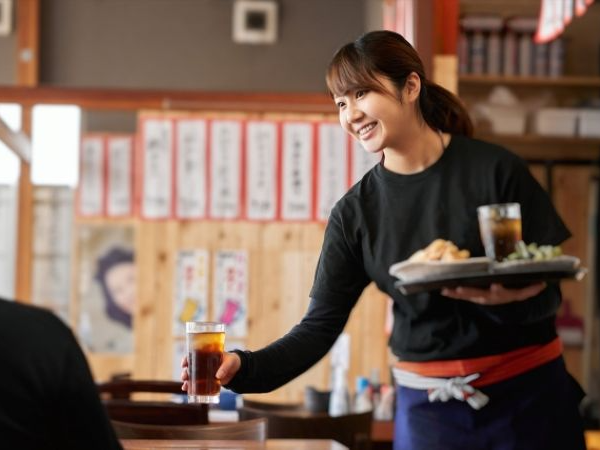 ★店舗運営スタッフ★ 『世界の⼭ちゃん』の⾼級形態『⼭』/年収400万〜 500万/賞与年2回/福利充実/車通勤もOK/駐車場あり