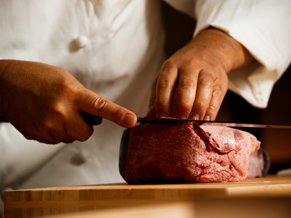 【正社員/精肉加工・調理スタッフ】『TANAKA YAKINIKU RESTAURANTE』月給35万円〜47万円/焼肉店、洋食店での経験が活かせる/スキルUP可能/海外挑戦も目指せる/昇給随時/社会保険完備/各種休暇あり