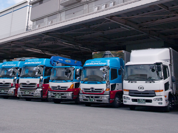 諸星運輸株式会社所沢LC【大型免許なしでもスタート可】【未経験の方でも安心／免許取得支援あり・充実した福利厚生◎】基本1名での配送作業⇒自分のペースで働けます！周りに気を遣わずに1人で仕事をしたい方にぴったり！