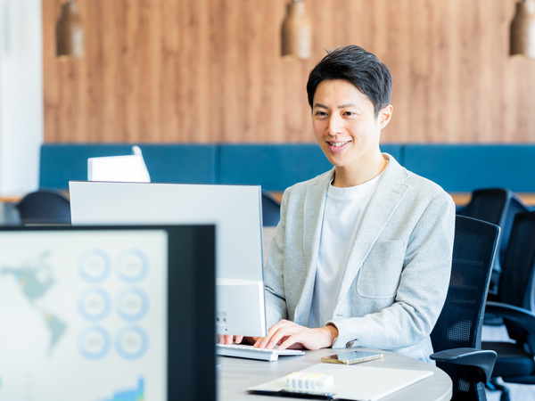 【ITエンジニア/正社員】◆月給27万円～◆経験豊富な方歓迎◆PL候補◆テレワークできる案件も◆社内でのチームワークもバッチリ◆マネジメント希望の方も大歓迎◆一年で全員昇給した実績も/SI