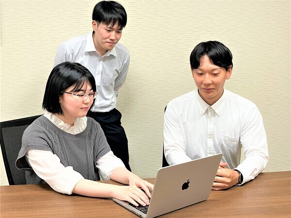 組込みエンジニア募集｜車載向けECUソフトウェア開発プロジェクト）【システムエンジニア/正社員】◆実務未経験OK◆完全週休2日制◆男女とも育休取得実績あり◆イチからの研修でしっかり成長◆20代活躍中◆各種手当・補助制度充実◆賞与年2回◆初心者から一人前になれる◆休暇制度も充実で安心/STR