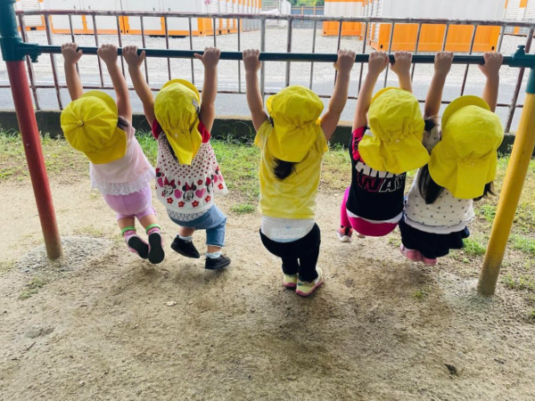 【保育士募集】《正社員》完全週休二日制／駅近／鴻池新田駅徒歩１分／乳児のみ／小規模／お子様を預けながらの勤務OK！