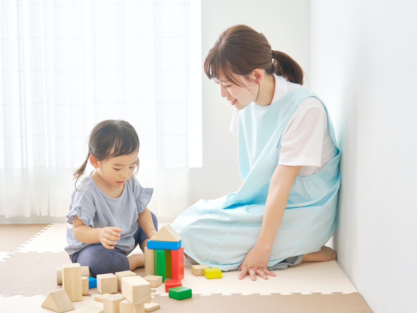 駅近2分|一時預かり保育室|書類業務や行事なし|週5(平日のみ)勤務の派遣保育士|時間固定|資格必須|経験不問