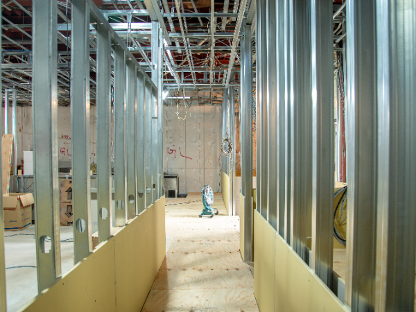 【正社員／軽天・内装工事職人】未経験OK／月給25万円以上／土日休み／社会保険完備／歩合手当で頑張りを評価／食事手当・資格手当あり