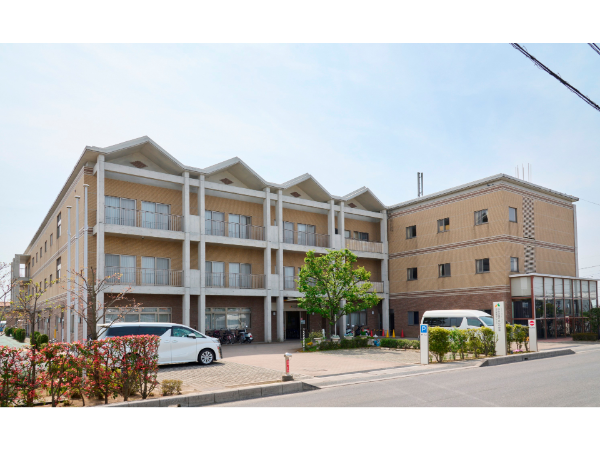 ★髪色・カラコン・ピアス・ネイル自由★入社の決め手は、自分らしく楽しく働けるかどうか。陶芸などレクも一緒に行います♪