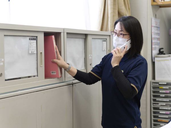 ★髪色・カラコン・ピアス・ネイル自由★車通勤も可能です!(条件あり)整備されたキレイな駐車場で停めやすい♪