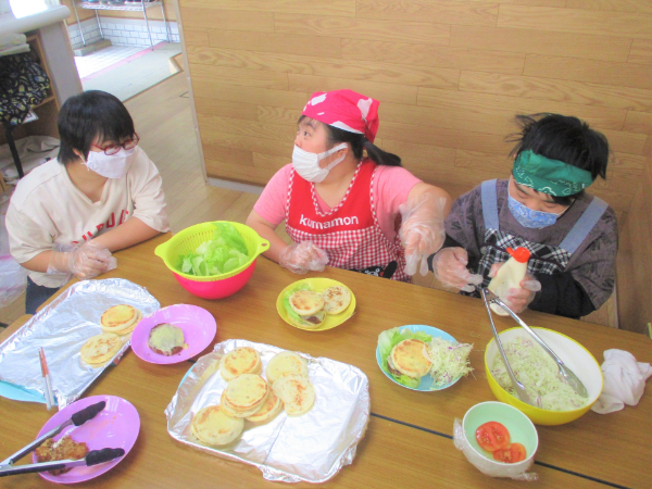 みんなで調理活動の時間♪楽しそうですね!