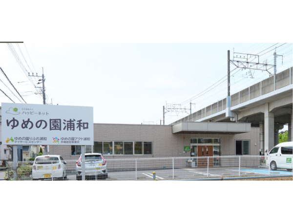 ★髪色・カラコン・ピアス・ネイル自由★入社の決め手は、自分らしく楽しく働けるかどうか。陶芸などレクも一緒に行います♪