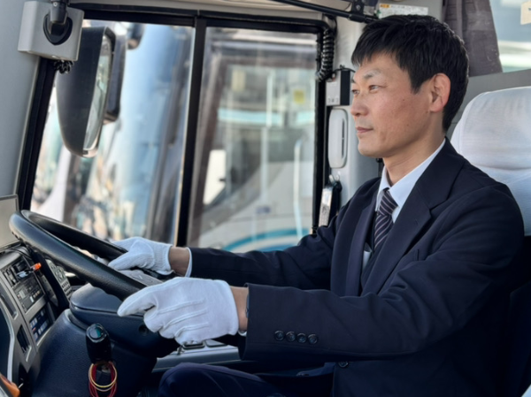 【高速夜行バスの運転手│正社員】月収の総支給目安40万円以上! ◎残業ほぼなし ◎Uターン・Iターン応援! ◎未経験OK!資格取得支援制度あり ◎充実のサポート体制&福利厚生 ◎完全週休2日制&年間休日105日 ◎三ツ星優良事業者認定