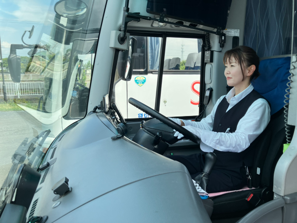 【貸切バス・企業送迎バス運転手│正社員】月収の総支給目安30万円以上! ◎完全週休2日制&残業ほぼなし ◎Uターン・Iターン応援! ◎未経験OK!資格取得支援制度あり ◎充実のサポート体制&福利厚生 ◎年間休日105日 ◎三ツ星優良事業者認定 ◎女性スタッフ活躍中