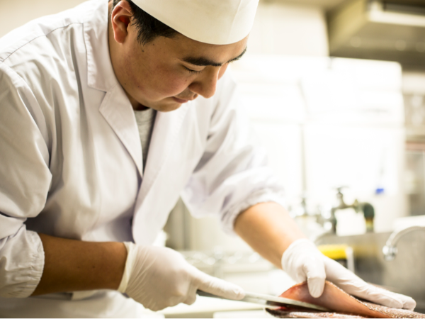 【日本一を目指せる環境！】一流の料理人として、お客様をおもてなししましょう。一流の技術を磨きたい方に。移住を考えている方にもおすすめです＜長期休暇取得OK＞