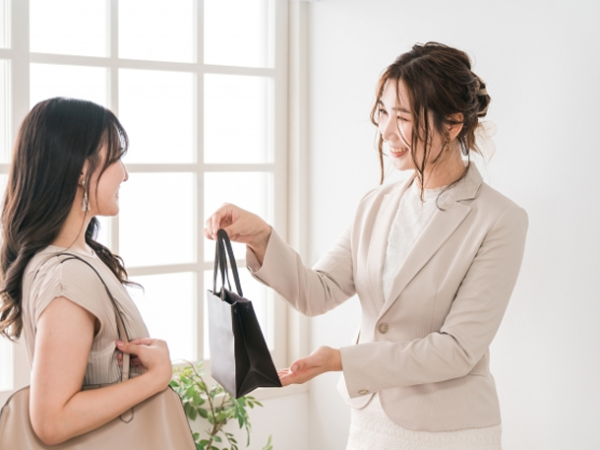 【美容部員／カバーマーク】未経験歓迎★安定の国内大手美容メーカー★充実の研修制度があるから安心★賞与3回・ノルマなし・福利厚生充実