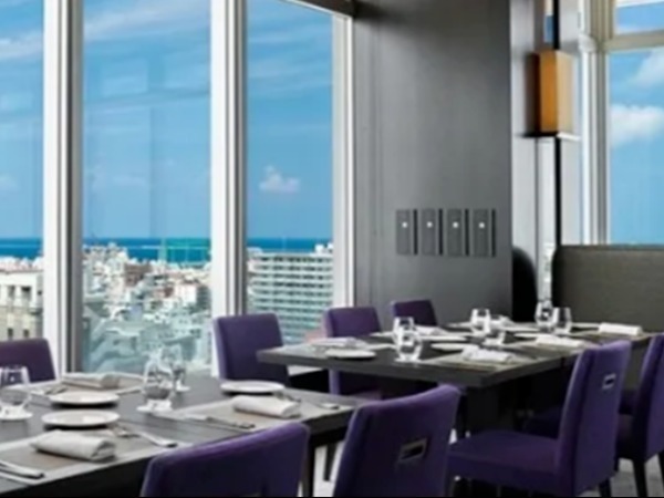 【沖縄・那覇】リーガロイヤルグラン沖縄で、一流のサービスを。那覇の特等席で料飲のスペシャリストを目指すホールスタッフ募集！