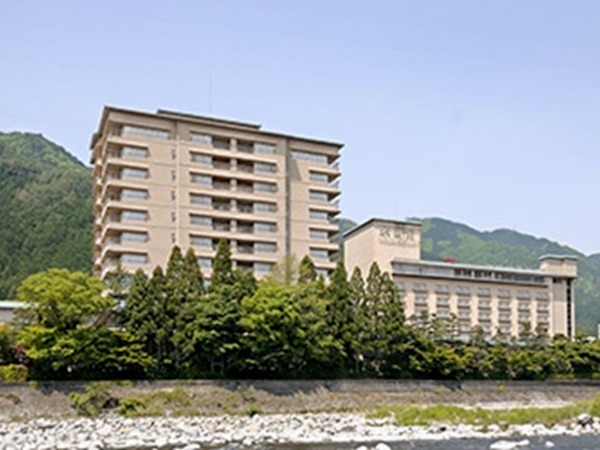 【岐阜・下呂】◎給与25万～38万◎社員食堂・社員寮完備◎退職金制度/日本三名泉・下呂温泉で働く！老舗旅館でフレンチ、宴会、ライブキッチンに挑戦しませんか？