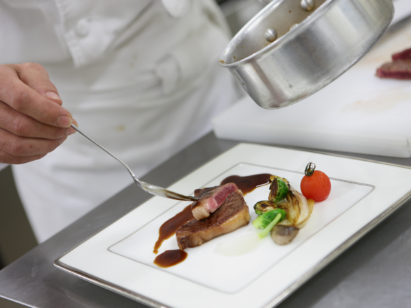 【紹介案件】静岡県・富士市｜料理長・シェフ（候補）｜月給35万～50万円｜賞与2回