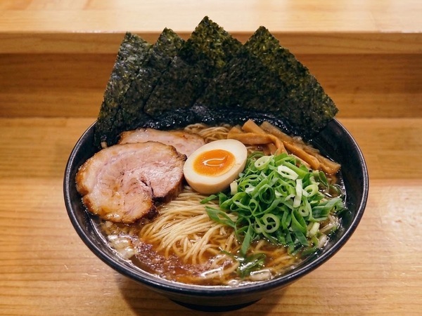 交通費全額＆食事補助あり｜うどん店のホールスタッフ