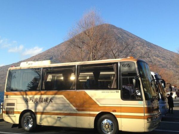 25-275_大型貸切バスの運転手