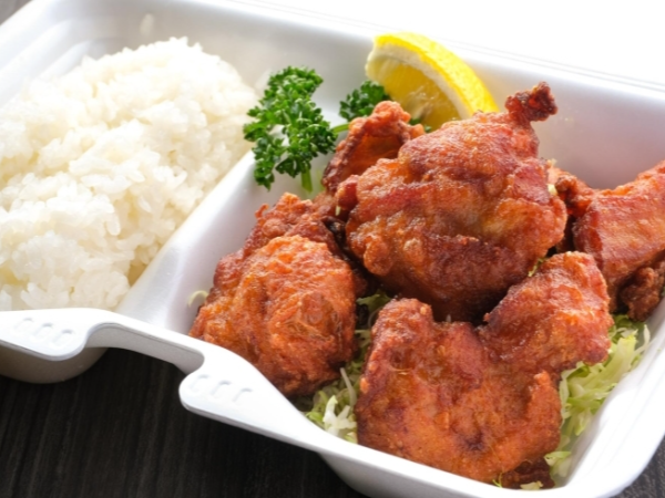 \未経験から正社員デビュー応援!/盛岡市みたけ×駅チカで通勤ラクラク!人気のお弁当・総菜店で【店長候補】を募集します。月給30万円~+賞与・昇給ありで安定収入◎業務は覚えやすく、未経験からでも安心スタート!風通しが良く意見を出しやすい職場で、仲間と一緒にお店作りに携われるやりがいも。将来独立を目指す方や、飲食でキャリアを積みたい方にもピッタリです♪