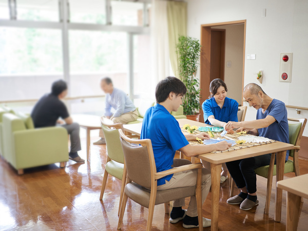 土日祝日限定高時給！【初任者研修修了】住宅型有料老人ホーム　リオラテラス和歌山［2026春新規OPEN予定］　★オープニングスタッフ募集！　★1日3時間～OK　★充実の福利厚生＆研修制度　★ICTや器具でスタッフの負担軽減　★ワークライフバランス◎　★未経験者歓迎