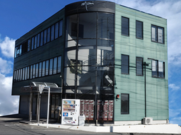 【真岡市/正社員/営業職】◆高収入可能！固定給30万円～＋インセンティブ＋諸手当あり◆営業未経験OK◆個人ノルマなし×問い合わせ対応が中心の反響営業で始めやすい◆年末年始・夏季休暇も充実◆奨学金返済支援制度あり◆車通勤OK＆寮完備で安心◆結婚・出産祝い金あり！