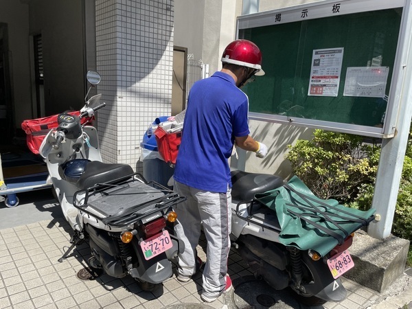 生田・菅生販売所での朝刊配達アルバイト｜街がまだ眠っている静かな時間に、 スクーターに新聞を積んでポストに投函！自分の世界に浸れるお仕事です。週4日以上の勤務でOK！