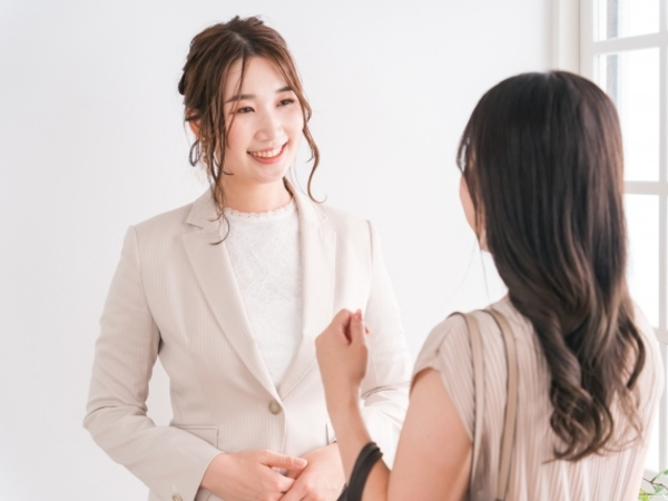 【アパレル販売・接客スタッフ】髪色自由・ネイル可／残業10h以下／インセンティブあり