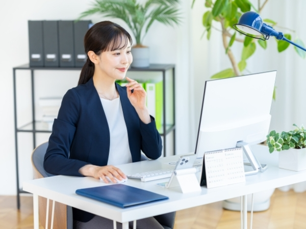 【27年新卒限定】SNSコンサルティング営業／新SaaS事業／総合職 平均年齢24歳★土日休み