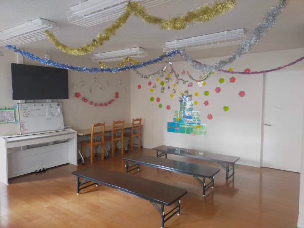 【児童指導員／正社員】◎未経験者大歓迎　◎やりがいのあるお仕事　◎残業ほぼなし　◎年間休日120日以上　◎完全週休2日制（日祝＋ほか1日）　◎昇給・賞与あり　◎風通しのよい社風