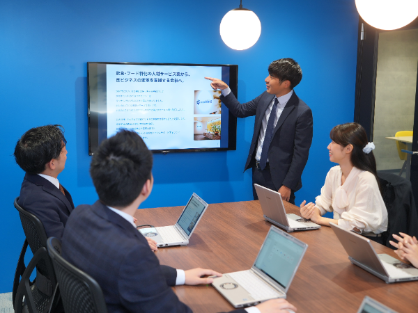 活発なコミュニケーションのもと
チームで協力しながら仕事を進めています◎